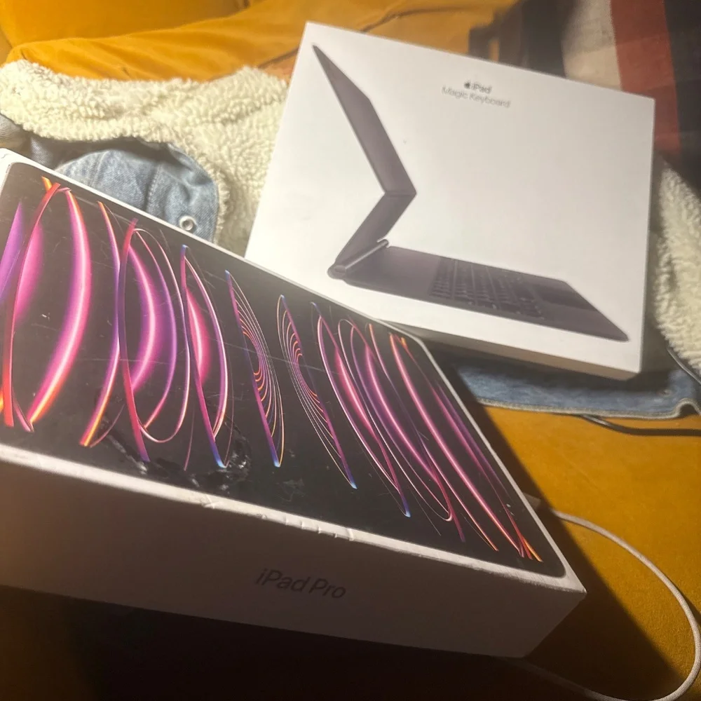 iPad Pro 6th Gen 12.9”inch w keyboard case and folio case.